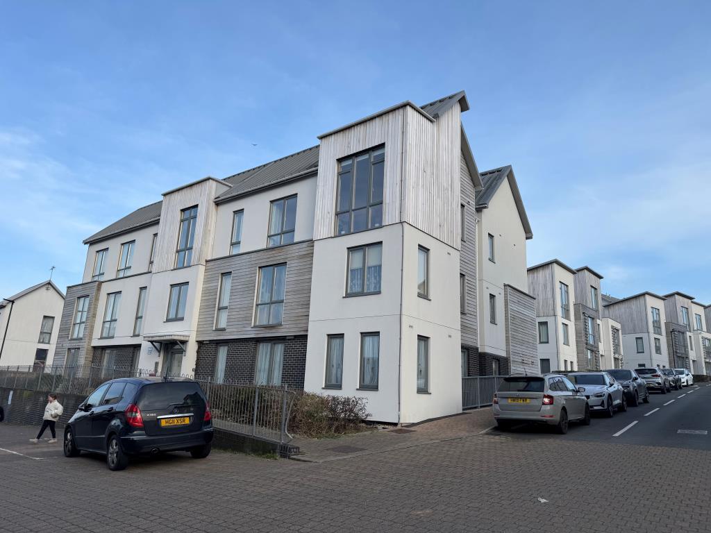 Lot: 128 - TWO-BEDROOM FLAT WITH PARKING FOR INVESTMENT OR OCCUPATION - The Block Viewed From an Alternative Angle